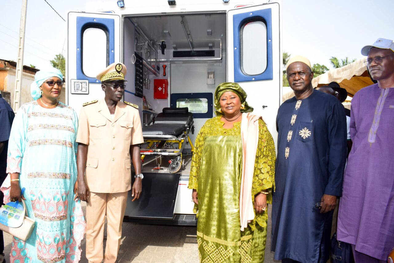Soulagement des femmes de la région de Ziguinchor: Maimouna Dièye Ministre de la Famille et des Solidarités remet (35) moulins à mil électriques et thermiques et de deux (02) ambulances médicalisées